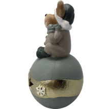 Figurine de Noël en pierre synthétique, animal avec bonnet et écharpe sur une boule avec bande et motif de flocon de neige