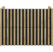 Panneau mural avec lattes de bois verticales sur fond sombre.