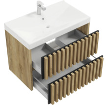 Meuble sous-vasque avec vasque et robinet, corps aspect chêne, façades avec lattes de bois verticales, deux tiroirs ouverts.