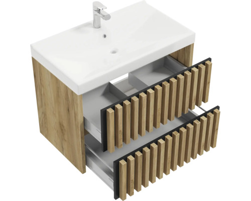 Meuble sous-vasque avec vasque et robinet, corps aspect chêne, façades avec lattes de bois verticales, deux tiroirs ouverts.