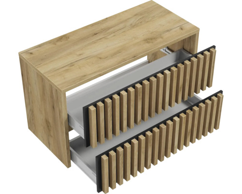 Meuble sous-vasque aspect bois avec deux tiroirs ouverts et façades au design de tasseaux.