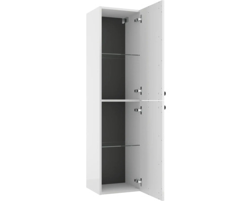 Weisser Bad-Hochschrank mit zwei geöffneten Türen, Einlegeböden aus Glas und dunkler Rückwand.