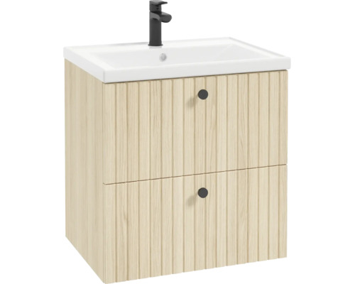 Waschtischunterschrank in Holzoptik mit gerillter Front, zwei Schubladen mit schwarzen Knöpfen, weissem Waschbecken und schwarzer Armatur.
