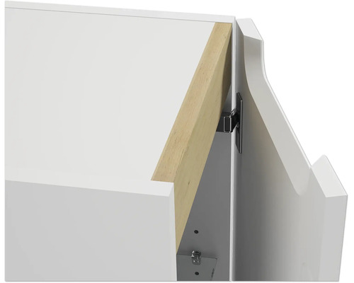 Nahaufnahme eines Möbelscharniers an einem Schrank mit Holzleiste und Frontblende.