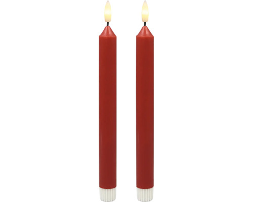 Zwei rote LED-Stabkerzen mit flammförmiger Leuchtquelle für die Weihnachtsdekoration.