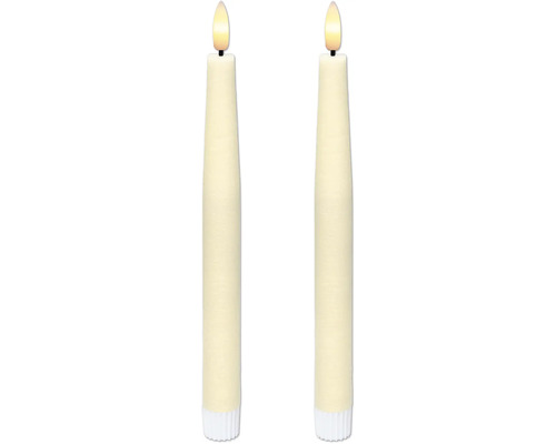 Zwei cremefarbene LED-Stabkerzen mit realistisch wirkender Flamme und geriffeltem Fuss.