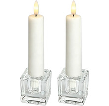 Deux bougies LED blanches de type chandelle dans des bougeoirs carrés en verre.