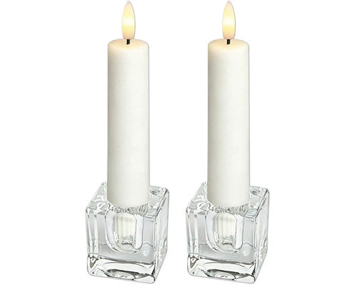 Deux bougies LED blanches de type chandelle dans des bougeoirs carrés en verre.