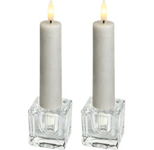 Deux bougies piliers à LED dans des bougeoirs carrés en verre.