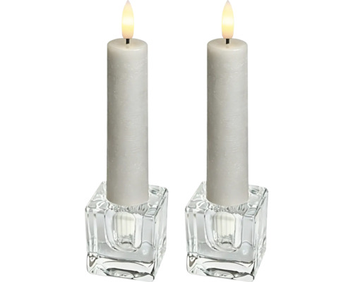 Deux bougies piliers à LED dans des bougeoirs carrés en verre.