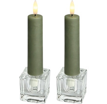 Deux bougies LED cylindriques vert olive avec supports en verre en forme de cube.