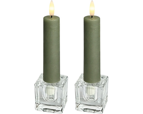 Deux bougies LED cylindriques vert olive avec supports en verre en forme de cube.