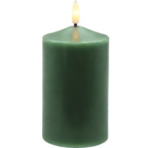 LED-Stumpenkerze in Grün mit künstlicher, leuchtender Flamme.