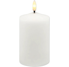 Weisse LED-Stumpenkerze mit realistischer LED-Flamme.
