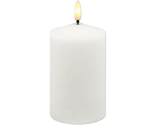 Weisse LED-Stumpenkerze mit realistischer LED-Flamme.