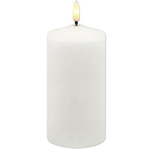 Weisse zylindrische LED-Stumpenkerze mit flammenförmigem Licht.