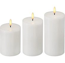 Dreiteiliges Set LED-Stumpenkerzen aus Wachs in verschiedenen Höhen mit künstlicher Flamme.
