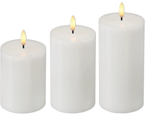 Dreiteiliges Set LED-Stumpenkerzen aus Wachs in verschiedenen Höhen mit künstlicher Flamme.
