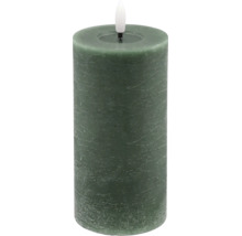 Bougie pilier à LED vert foncé avec surface rustique et flamme artificielle.