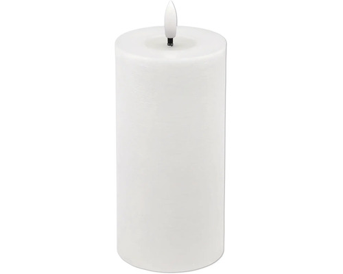Bougie pilier blanche à LED en cire avec pointe LED en forme de flamme.