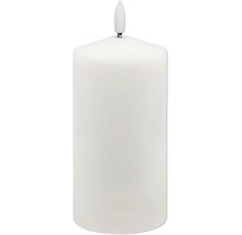 LED-Stumpenkerze mit flammenförmiger Spitze.