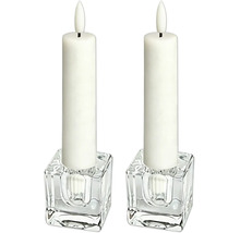 Deux bougies LED cylindriques dans des bougeoirs en verre carrés.