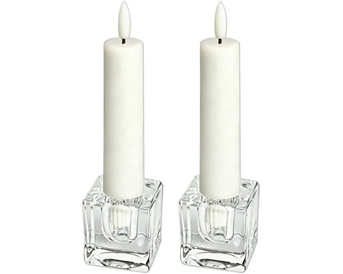 Deux bougies LED cylindriques dans des bougeoirs en verre carrés.