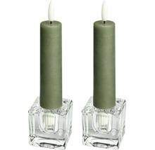 Deux bougies LED vertes dans des bougeoirs carrés en verre.