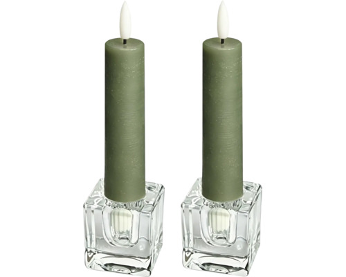 Deux bougies LED vertes dans des bougeoirs carrés en verre.