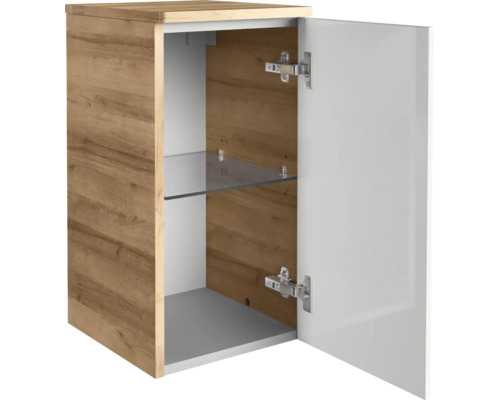 Armoire murale de salle de bain aspect bois avec une étagère en verre et porte blanche ouverte.
