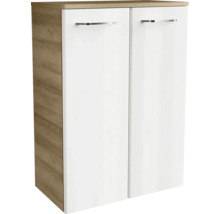 Zweitüriger Badoberschrank mit Korpus in Eichenoptik, weissen Fronten und silbernen Griffen.