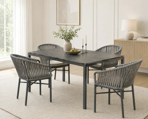 Modernes Gartenmöbel-Set mit einem schwarzen rechteckigen Tisch und vier Stühlen mit grauer Seilbespannung in einem hellen Raum.