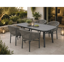 Ensemble de mobilier de jardin composé d une table ovale aspect bois et de quatre chaises avec tressage en corde sur une terrasse.