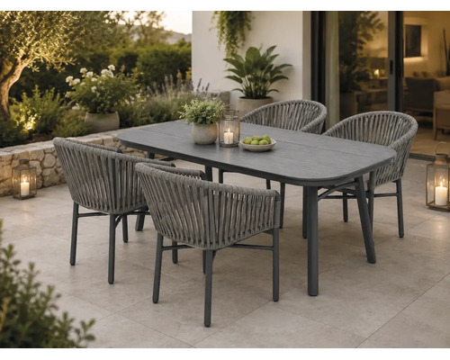 Ensemble de mobilier de jardin composé d une table ovale aspect bois et de quatre chaises avec tressage en corde sur une terrasse.