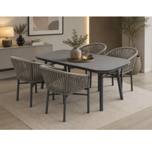 Salon de jardin moderne avec table ovale et quatre fauteuils en corde tressée sur un tapis dans une pièce lumineuse.