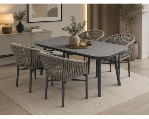 Salon de jardin moderne avec table ovale et quatre fauteuils en corde tressée sur un tapis dans une pièce lumineuse.