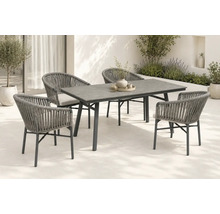 Ensemble de jardin avec une table rectangulaire aspect bois et quatre fauteuils au tressage décoratif en corde sur une terrasse lumineuse.