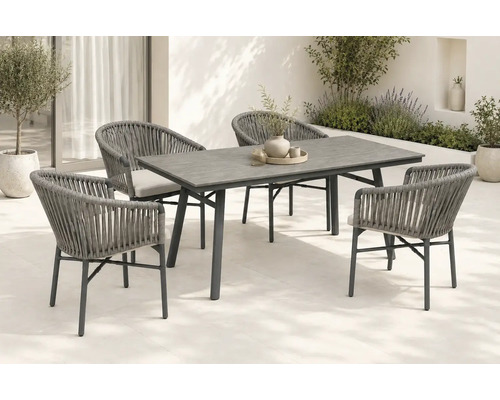 Ensemble de jardin avec une table rectangulaire aspect bois et quatre fauteuils au tressage décoratif en corde sur une terrasse lumineuse.