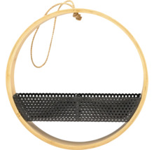 Décoration murale circulaire en bois clair avec insert en métal perforé noir et corde en jute pour la suspension.