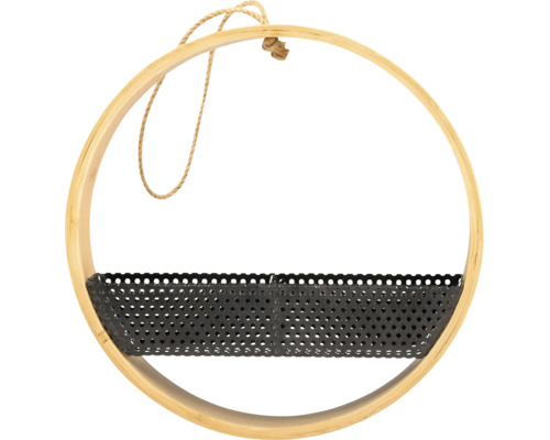 Décoration murale circulaire en bois clair avec insert en métal perforé noir et corde en jute pour la suspension.