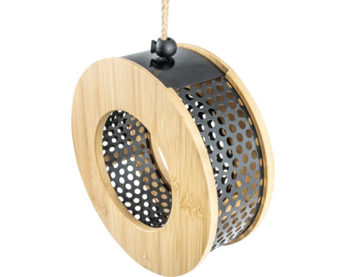 Mangeoire circulaire pour oiseaux en bambou et métal perforé noir à suspendre avec une corde.