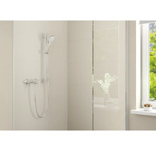 Ensemble de douche moderne avec douchette, barre de douche et mitigeur monocommande dans une salle de bains lumineuse.