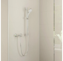 Ensemble de douche chromé avec douchette, barre de douche, flexible et mitigeur monocommande sur un mur carrelé clair.