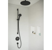 Modernes Duschsystem mit einer runden Kopfbrause, einer Handbrause an einer Brausestange und einer Unterputz-Armatur in einer Dusche mit Wandnischen.