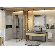 Modernes Badezimmer mit begehbarer Dusche, Glastrennwand, schwarzen Armaturen, Waschtisch aus Holz mit Aufsatzbecken und Holzlamellenwand.