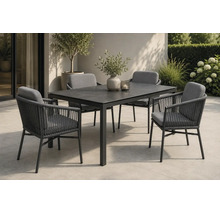 Modernes Gartenmöbel-Set mit einem rechteckigen Tisch und vier Seilgeflecht-Stühlen mit grauen Kissen auf einer hellen Terrasse.