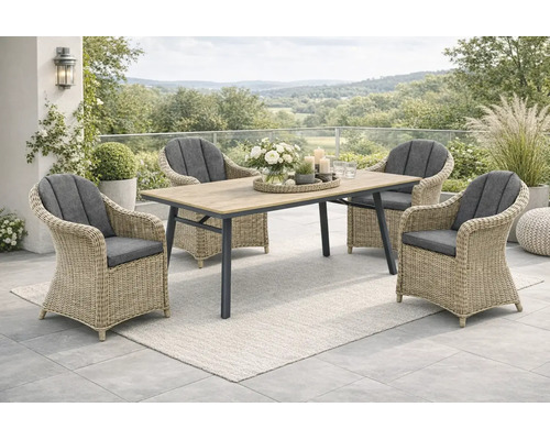 Ensemble de jardin avec table rectangulaire à cadre sombre et quatre fauteuils en rotin clair avec coussins gris sur une terrasse.