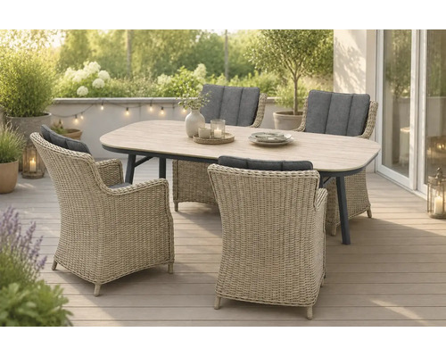 Gartenmöbel-Set mit ovalem Tisch in Holzoptik und vier Polyrattan-Gartensesseln mit grauen Polstern auf einer hellen Holzterrasse.