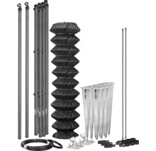 Kit de clôture grillagée comprenant un rouleau de grillage, des poteaux de clôture, des douilles de sol, du fil de tension et des accessoires.