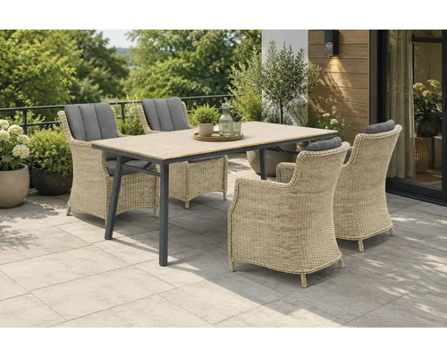 Salon de jardin moderne sur une terrasse avec une table rectangulaire en bois et quatre fauteuils en rotin beige avec coussins gris.